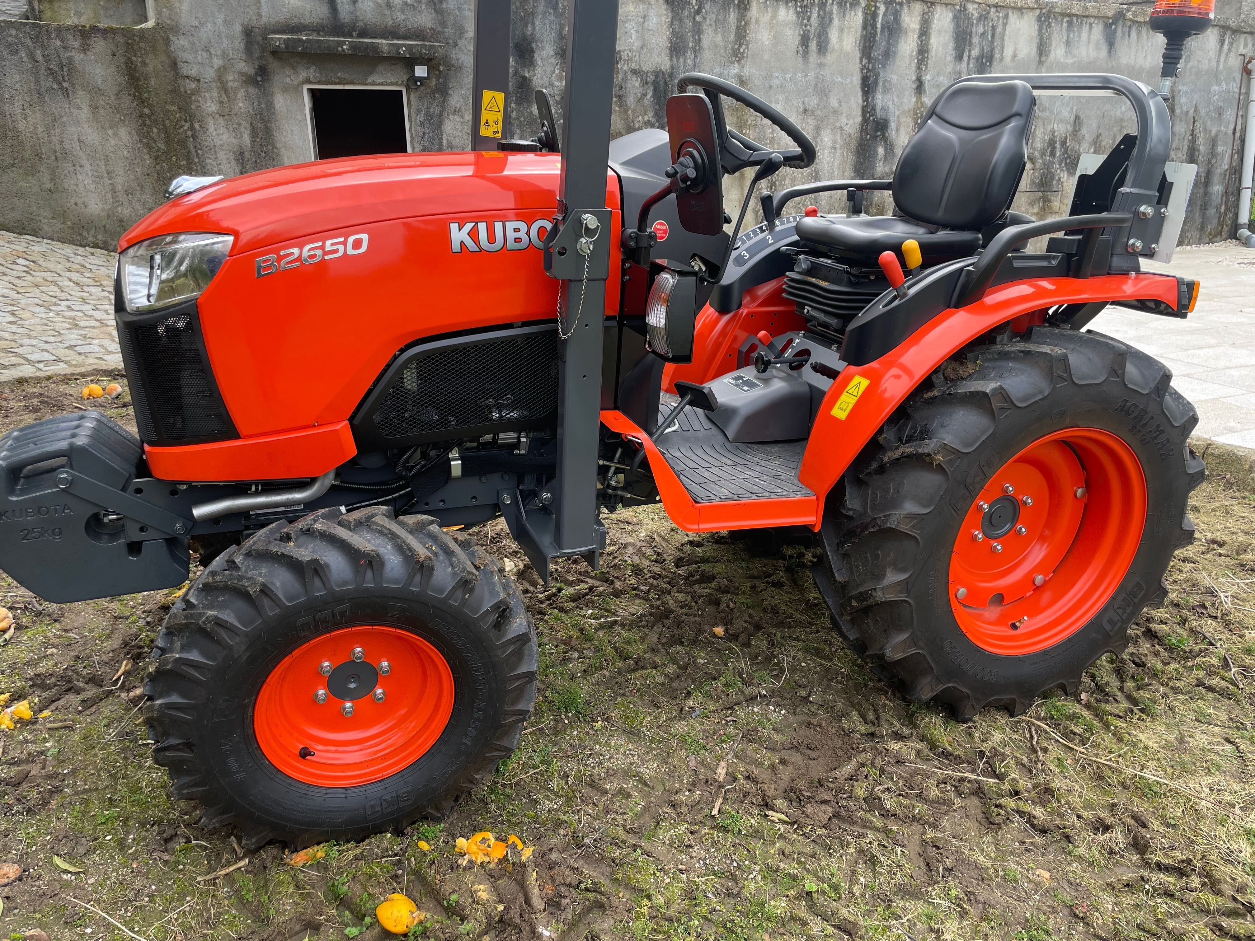 Trator kubota B2650 Semi Novo