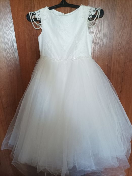 Біла святкова сукня