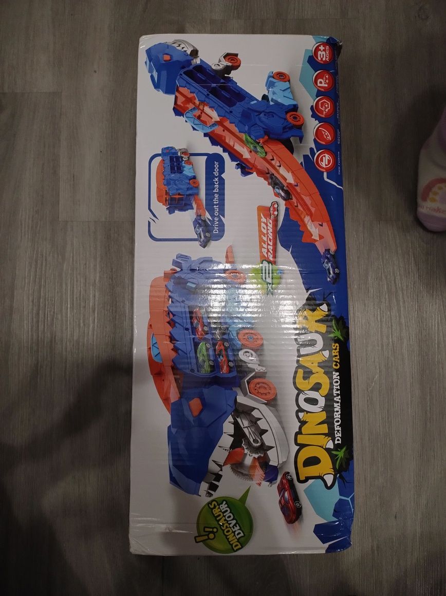Ciężarówka dinozaur z torem wyścigowym + 4 autka.
