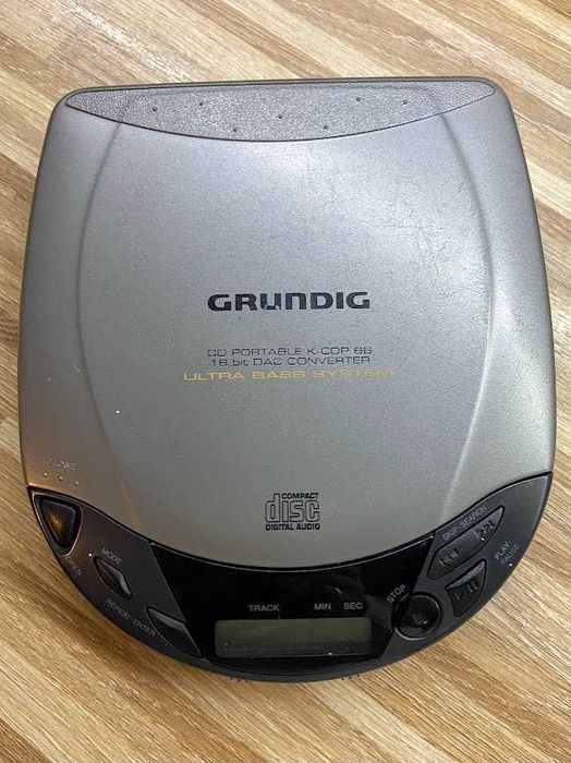 Zestaw Audio Retro: Discman Grundig, Głośniki Stereo Mini, 16 płyt CD