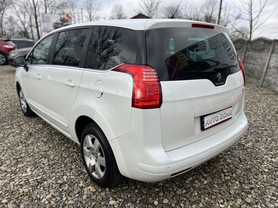 Сімейна машина в дуже гарному стані за всіма деталями телефонуйте