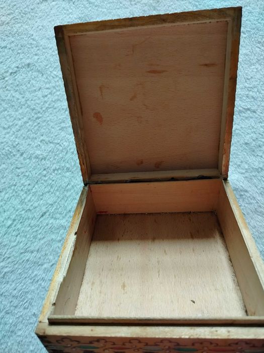 Drewniana szkatułka ręcznie zdobiona z PRL