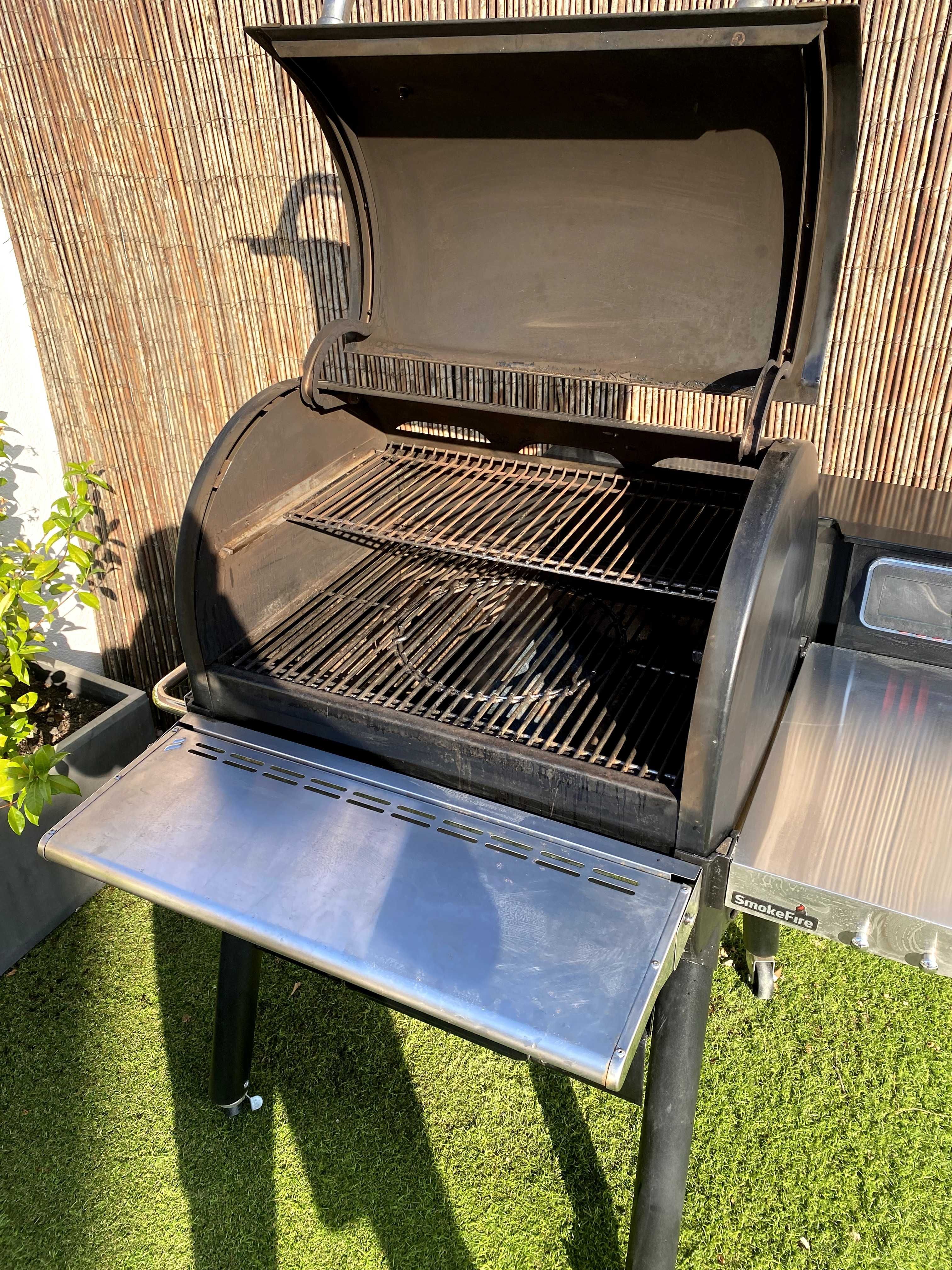 Grelhador WEBER a pellets de madeira SmokeFire EX4 GBS