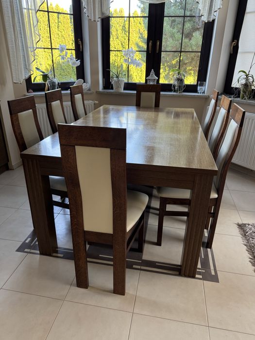 Stół drewniany rozkładany, krzesła.