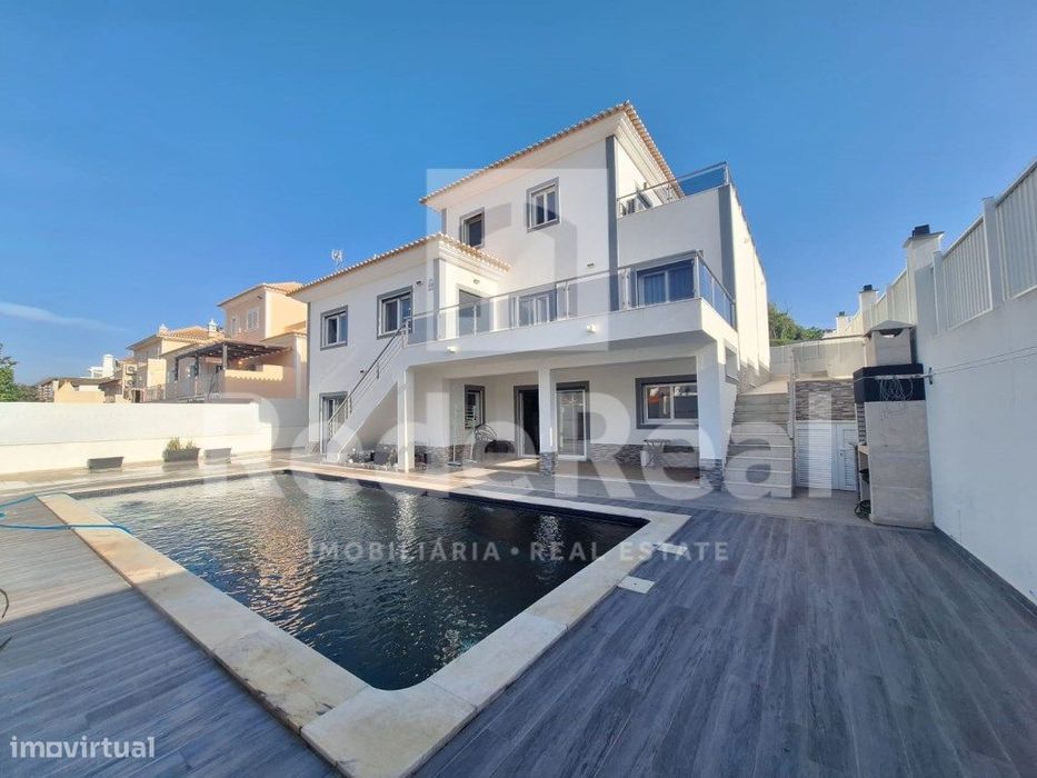 Moradia T3 +1 de Sonho com Piscina de Água Salgada a 5 Minutos da P...