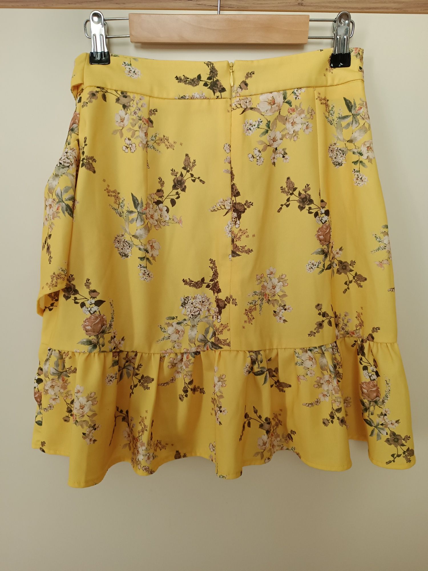 Żółta spódniczka nad kolano z falbanami w beżowe kwiaty S/M