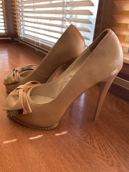 Босоніжки (туфлі) жіночі