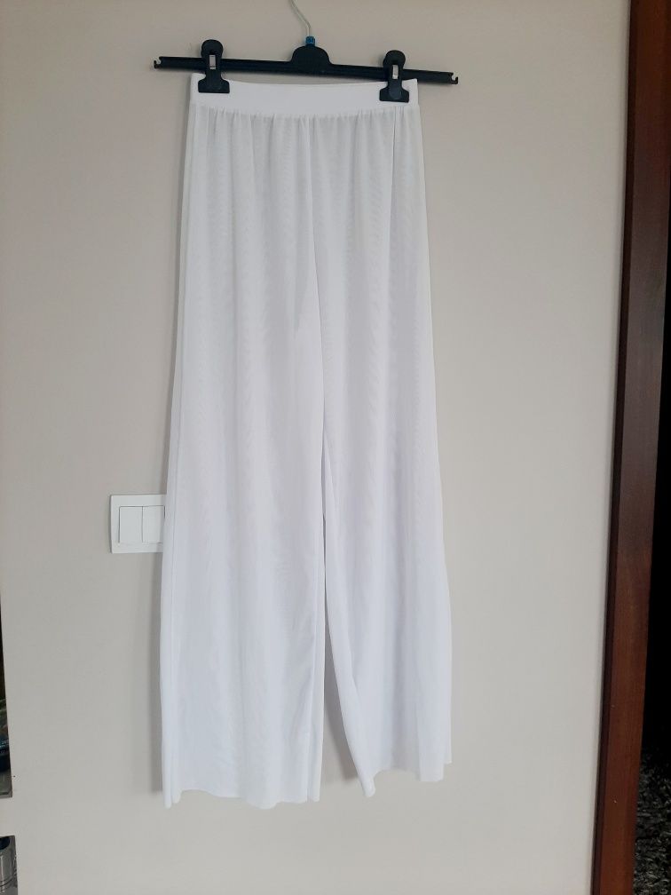Białe długie prześwitujące spodnie z szerokimi nogawkami