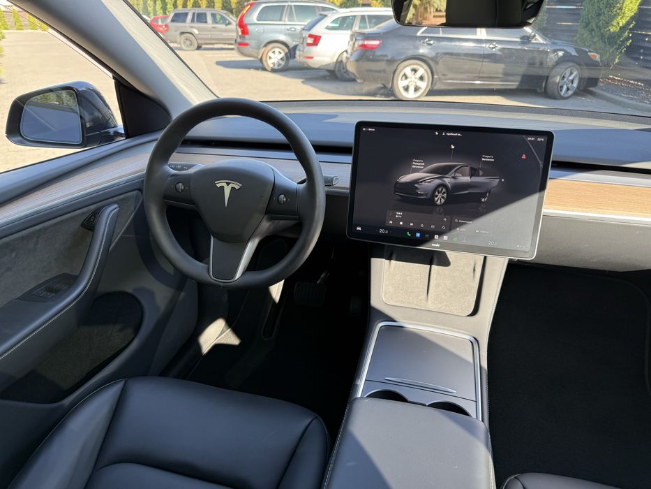 Продаю Tesla Y 2024