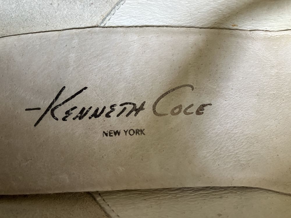 Zamszowe czółenka Kenneth Cole na platformie
