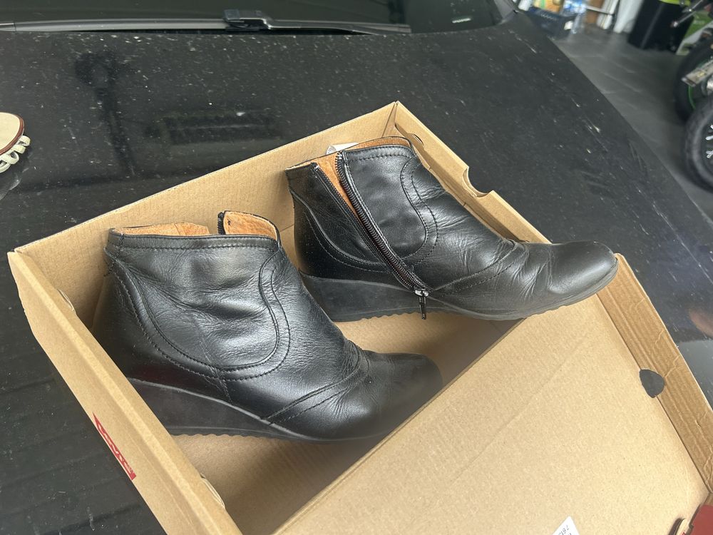 Botins em cunha como novos