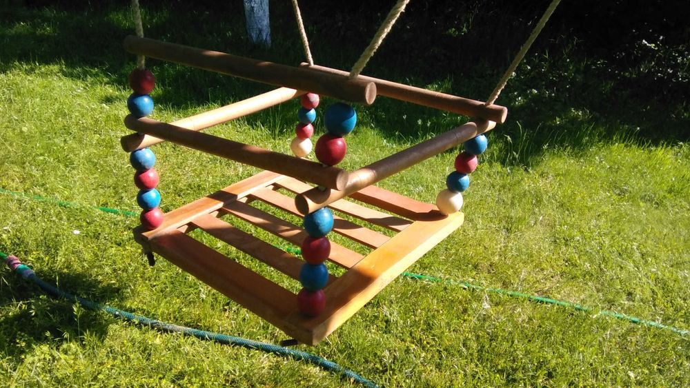 Drewniana retro huśtawka dla dzieci