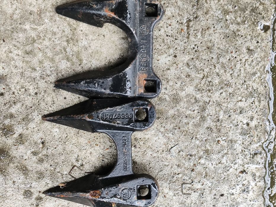 Головка косы жатки с планкой 84275285, Палец двойной жатки 1307299C2