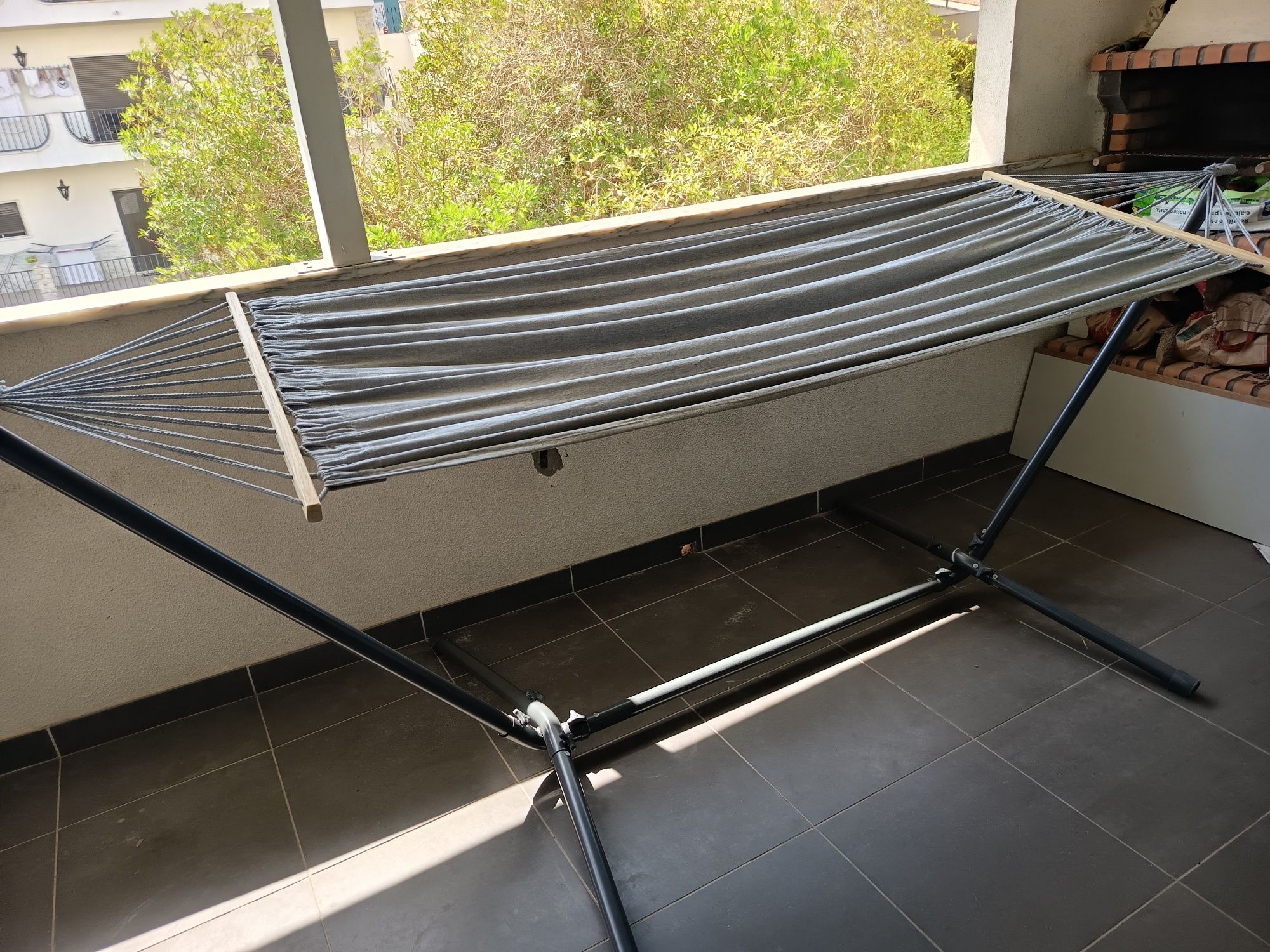 Cama de rede com suporte