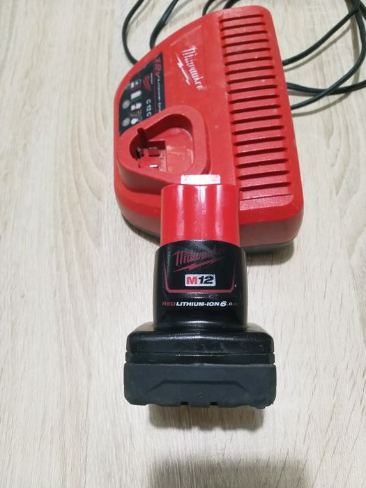 Bateria Milwaukee Red lithium M12 6.0Ah + carregador