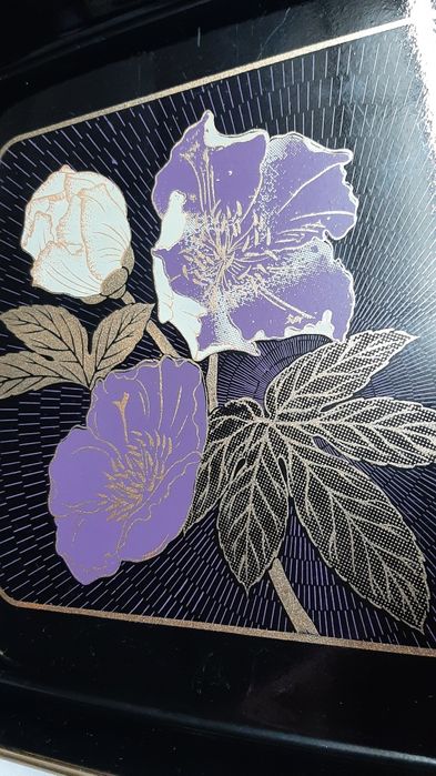 3 bandejas pretas com flores