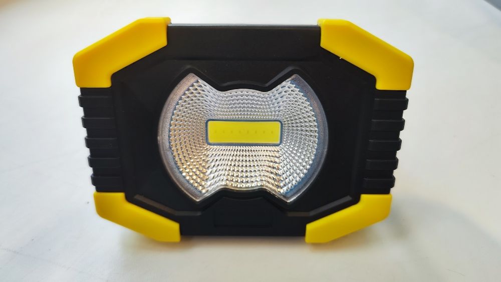 Прожектор акумуляторний на сонячній панелі. Можна заряджати телефон