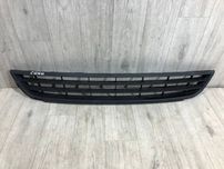 Бампер передний Решетка средняя VW Jetta (2010-2014 г.) решітка