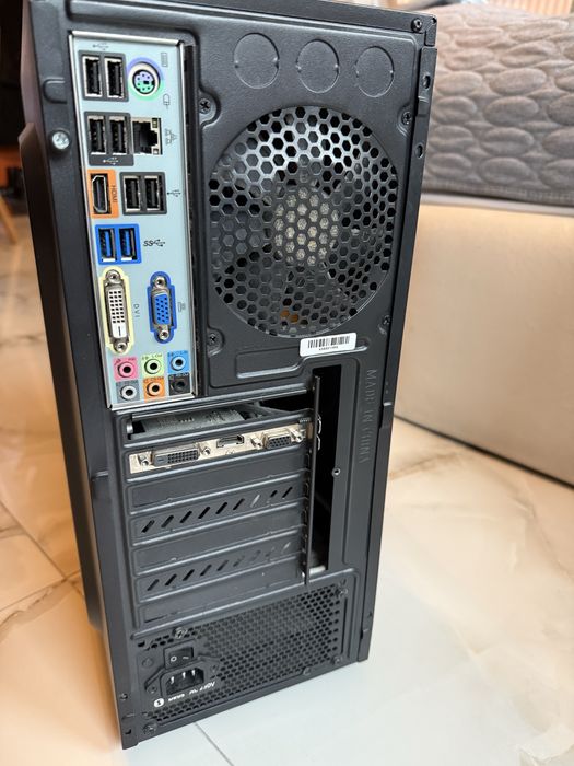 Komputer stacjonarny z monitorem Samasung