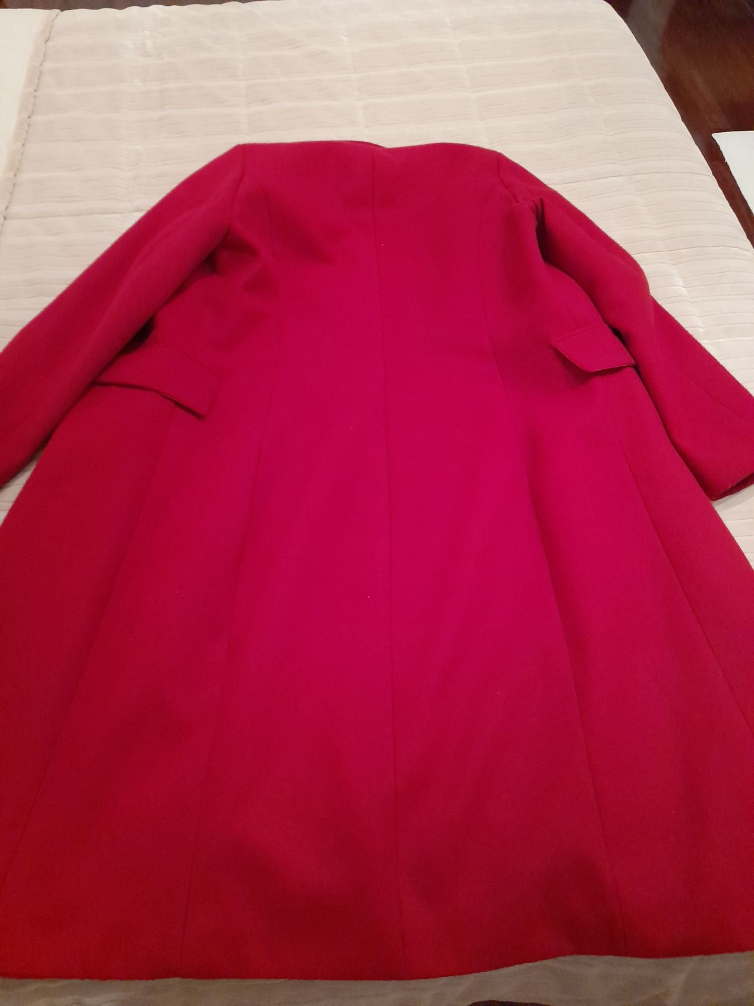 Casaco vermelho Ferrari, comprido, com botões e bolsos, como novo.