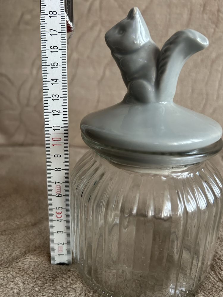 Pojemnik na materiały sypkie o pojemności ok 600 ml