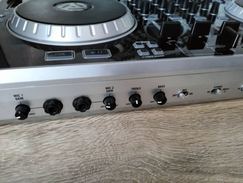 Numark N4 DJ kontroler