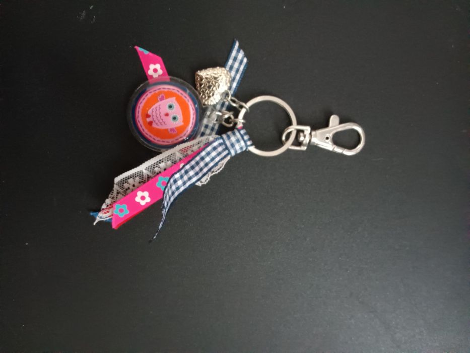 Breloczek ozdobny dla dziewczynki z karabińczykiem
