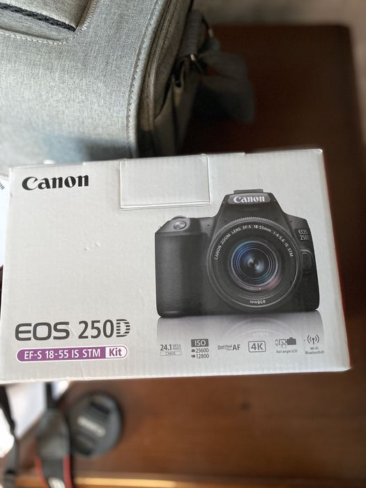 Canon EOS 250D 18-55mm + сумка + флешка