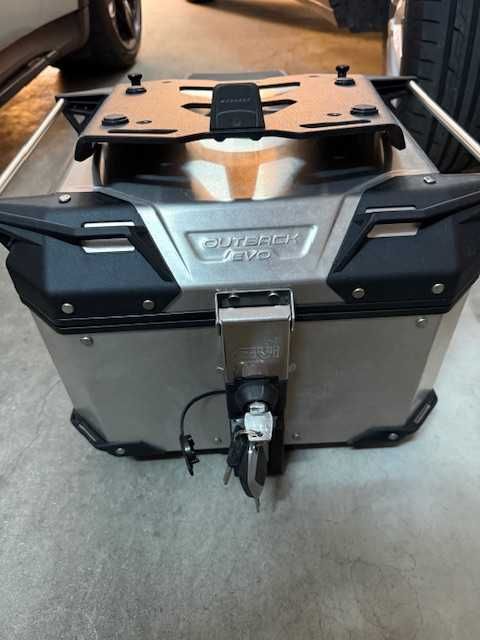 GIVI TREKKER OUTBACK 42 + Base para BMW GS 1250/1300