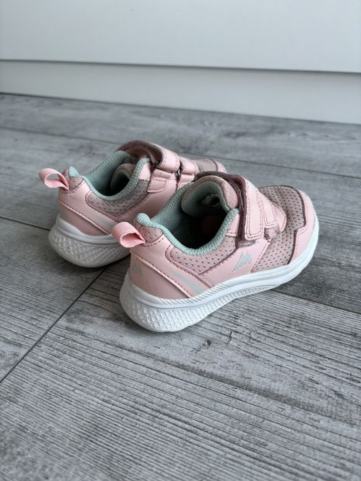 Różowe adidasy dla dziewczynki