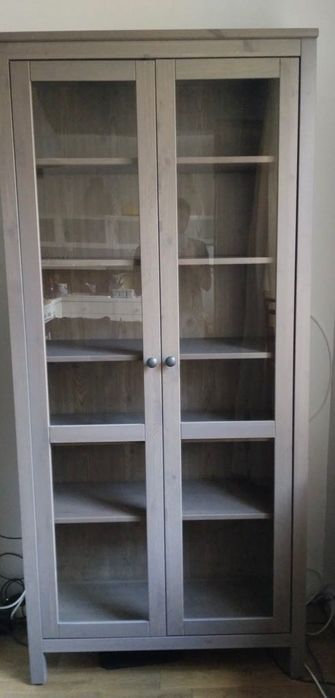 Witryna Hemnes Ikea w bardzo ładnym kolorze. Idealna na książki.