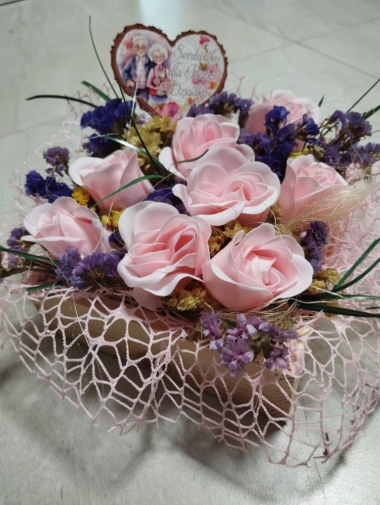 Flower box z mydlanych różyczek dzień Babci i Dziadka