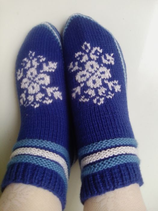 Продам вязаные носочки и следочки.