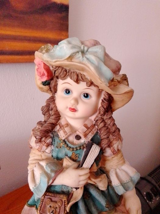 Boneca porcelana com base madeira