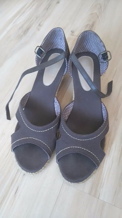 Buty na koturnie 40 brązowe materiałowe