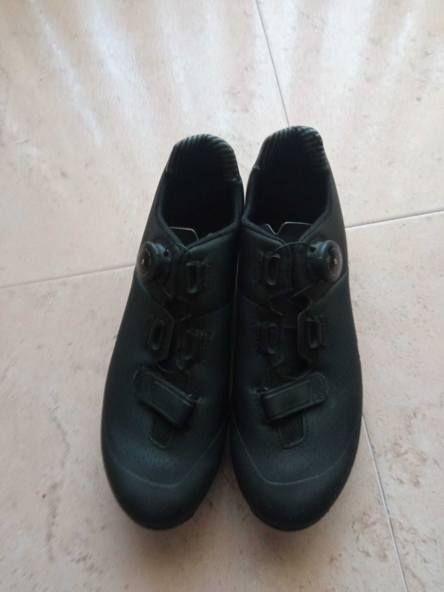 Vendo sapatos BTT tamanho 43