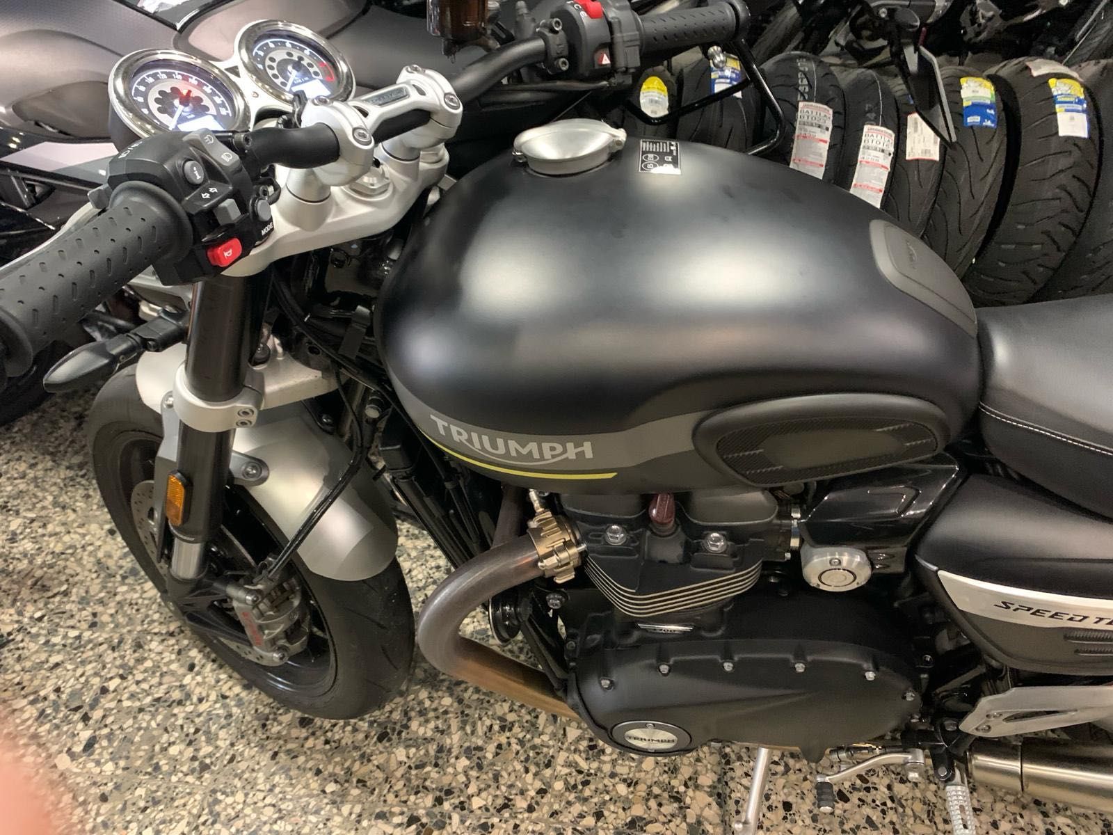 Triumph Speed Twin 1200 de 2022 com 6307 Kms Óptimo estado com Extras