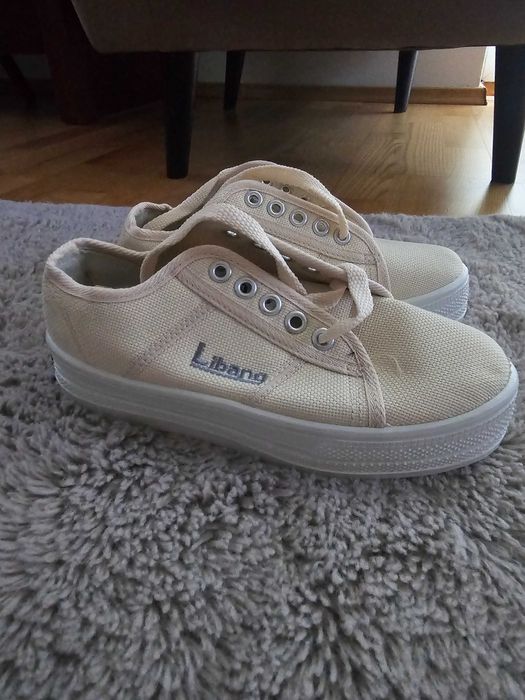 Nowe buty dziewczęce na wyższej platformie