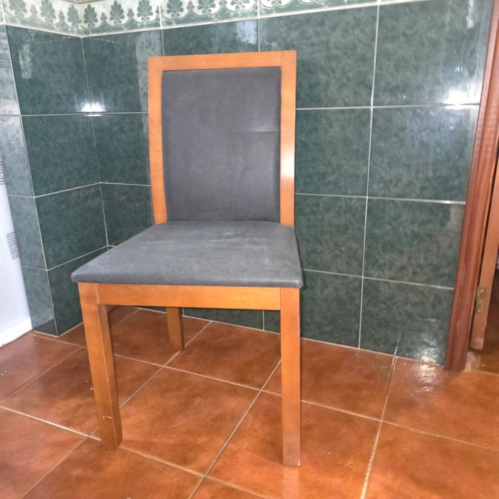 Conjunto de quatro cadeiras