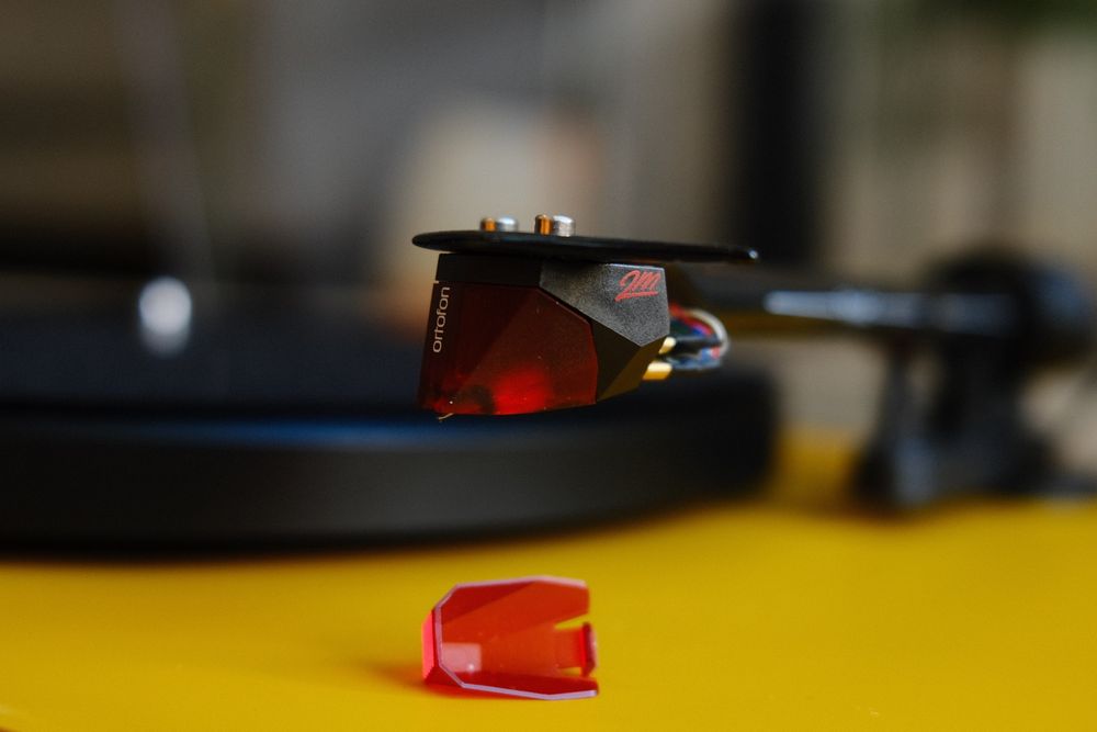 Програвач вінілу Pro-Ject Debut Carbon Evo Yellow