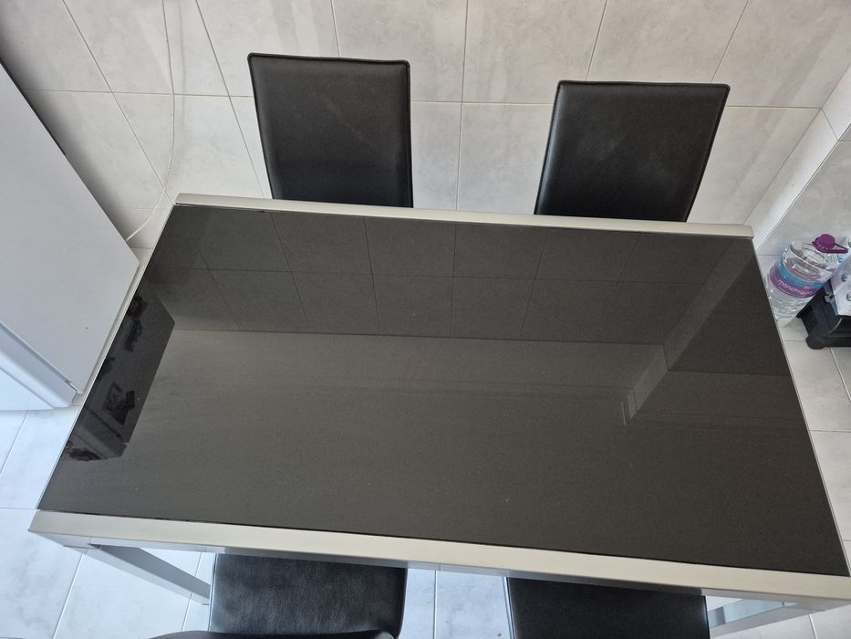 Mesa extensível em vidro  e 4 cadeiras