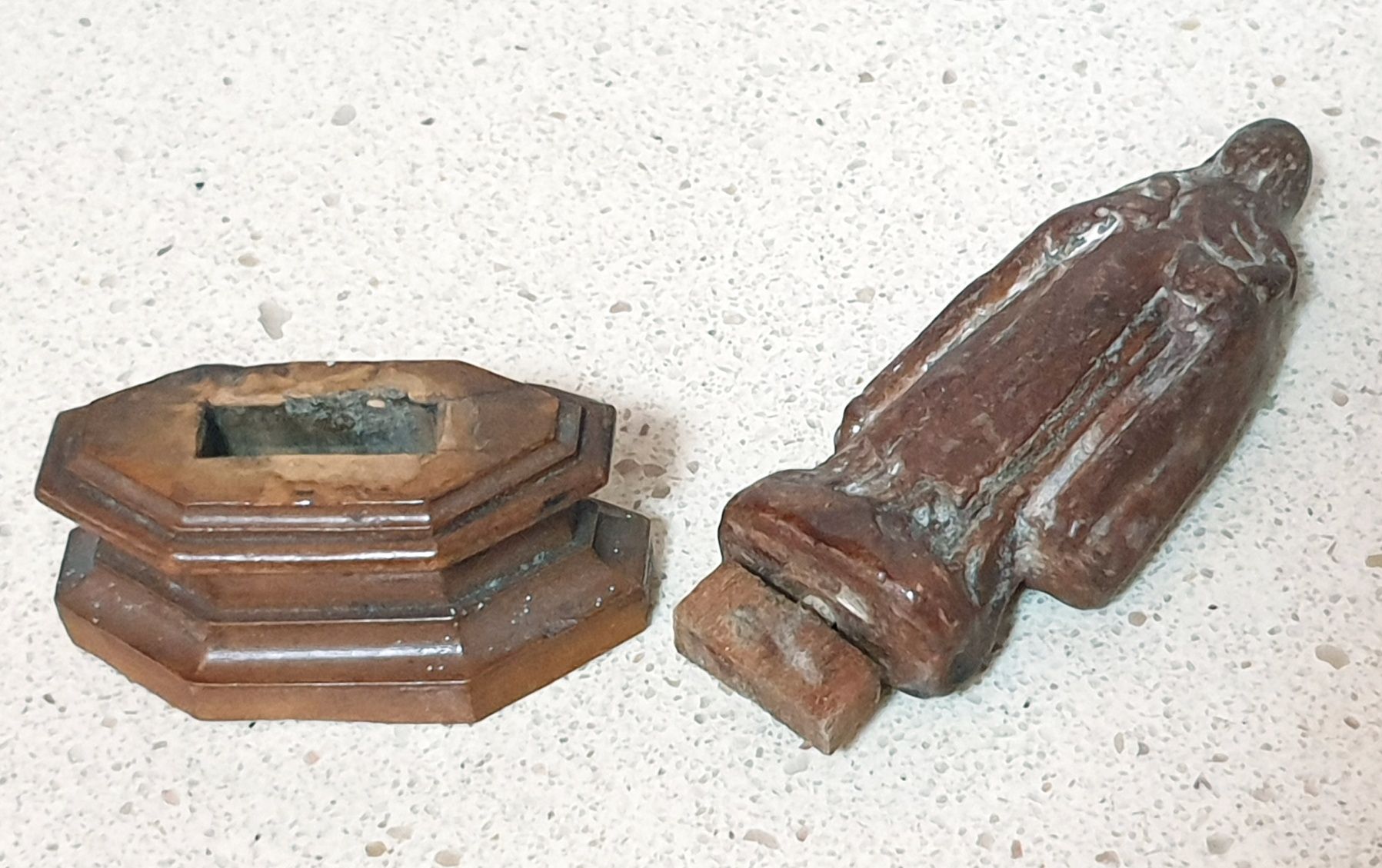 Pequena antiga escultura de Santa em cerâmica