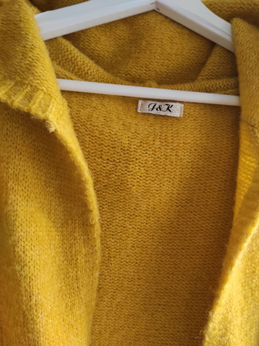 Długi żółty wiosenny sweter z kapturem musztardowy