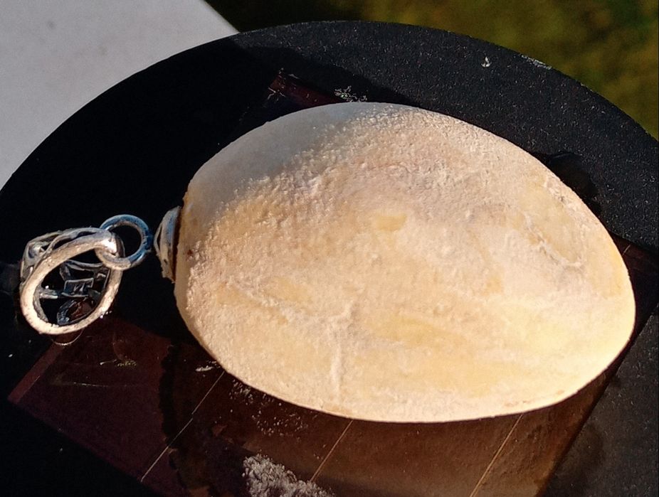 Piekny wisiorek bialy bursztyn