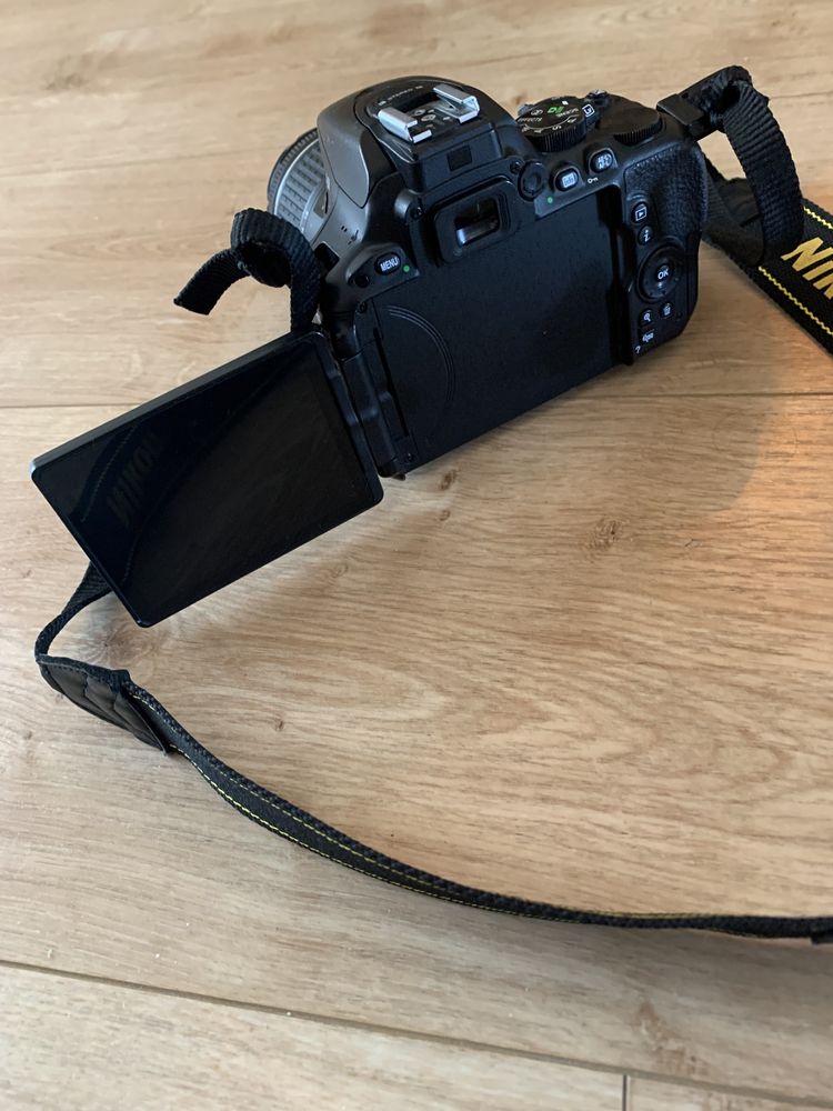 DSLR Nikon D5500 com lente 18-55mm