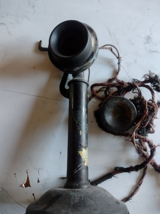 Stary z 1915 roku telefon Western Electric company wykonany z mosiądzu