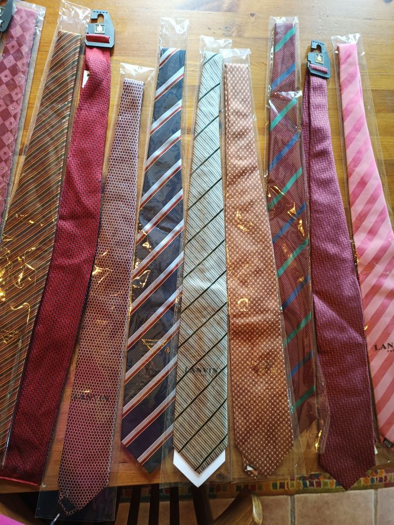 Vende-se gravatas novas. Fim de loja.