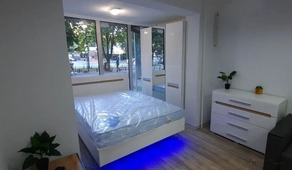 Кровать  с каркасным  матрасом