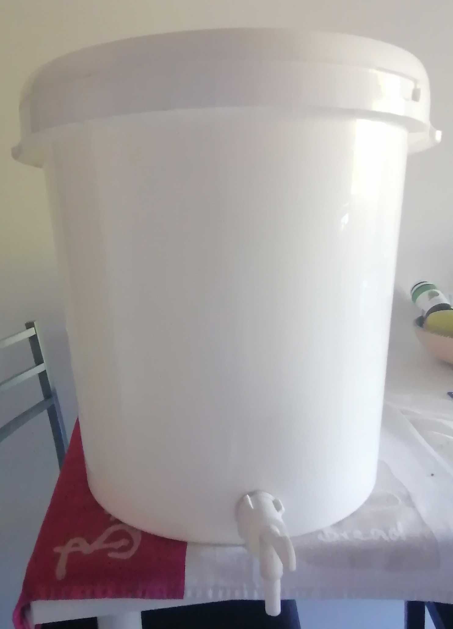 Contentor plástico com torneira Groku 30 l