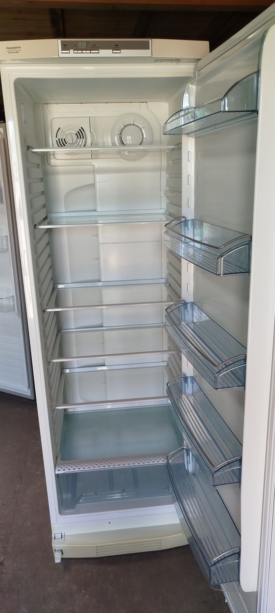 Холодильник суцільний холодильник 180